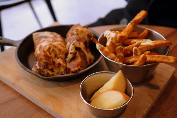 LOCO FOOD 樂口福咖啡:(胖樺食記)台北中山必吃早餐"LOCO FOOD 樂口福"。大排長龍為那鐵鍋酥皮蛋捲及大口咬個堡。