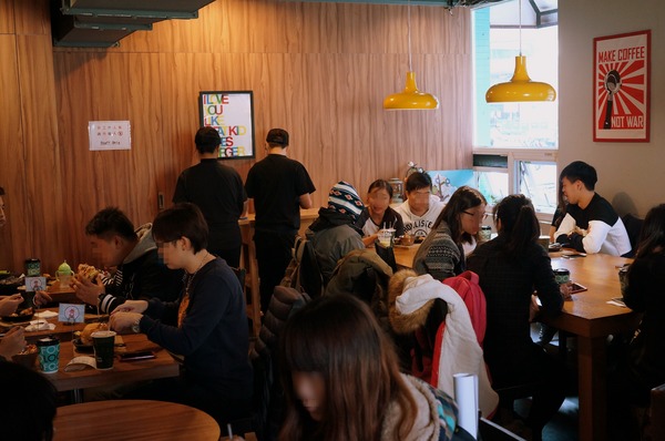 LOCO FOOD 樂口福咖啡:(胖樺食記)台北中山必吃早餐"LOCO FOOD 樂口福"。大排長龍為那鐵鍋酥皮蛋捲及大口咬個堡。