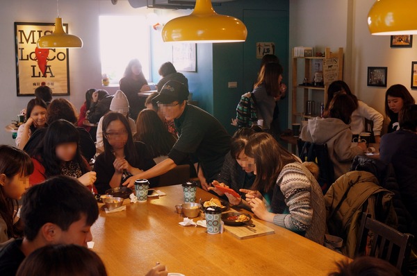 LOCO FOOD 樂口福咖啡:(胖樺食記)台北中山必吃早餐"LOCO FOOD 樂口福"。大排長龍為那鐵鍋酥皮蛋捲及大口咬個堡。