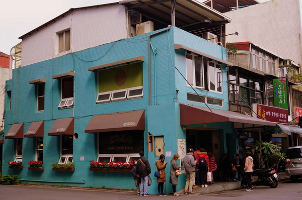 LOCO FOOD 樂口福咖啡:(胖樺食記)台北中山必吃早餐"LOCO FOOD 樂口福"。大排長龍為那鐵鍋酥皮蛋捲及大口咬個堡。