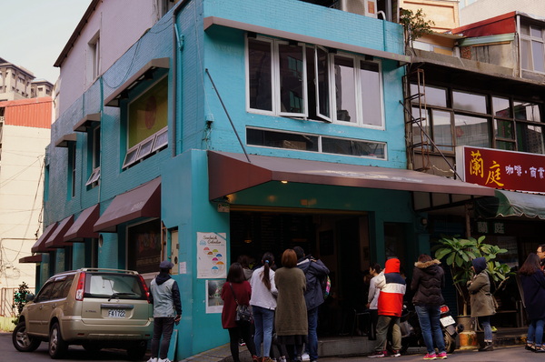 LOCO FOOD 樂口福咖啡:(胖樺食記)台北中山必吃早餐"LOCO FOOD 樂口福"。大排長龍為那鐵鍋酥皮蛋捲及大口咬個堡。