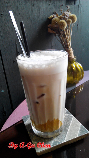 卡加米亞咖啡：【臺南Ω中西區】卡加米亞咖啡。在怎麼拍都很文青的老屋中享用美味早午餐與手作甜點