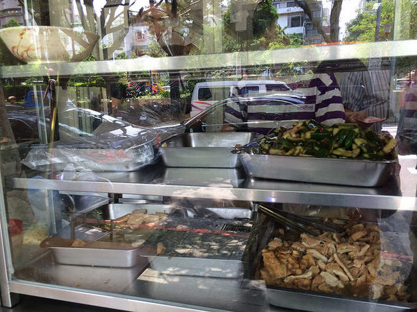 戴記福建涼麵：[夏日涼麵特輯]PART1炎炎夏日除了吃冰.玩水消暑~中午大熱天食慾不振的時候,最適合吃涼麵了！