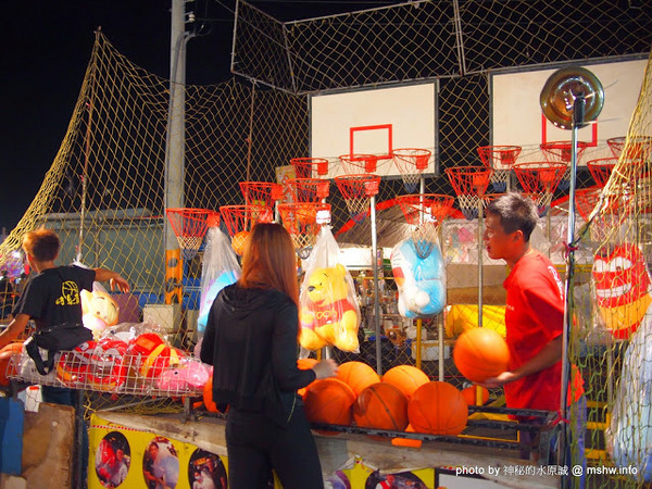 經貿文創觀光夜市：【景點】台中水湳經貿文創觀光夜市村@西屯 : 攤販多,規模頗大,同質性略高,停車空間有待改善的新夜市