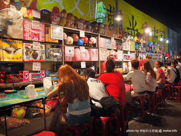 經貿文創觀光夜市：【景點】台中水湳經貿文創觀光夜市村@西屯 : 攤販多,規模頗大,同質性略高,停車空間有待改善的新夜市