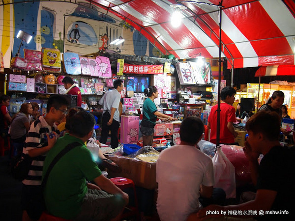 經貿文創觀光夜市：【景點】台中水湳經貿文創觀光夜市村@西屯 : 攤販多,規模頗大,同質性略高,停車空間有待改善的新夜市