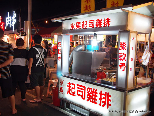 經貿文創觀光夜市：【景點】台中水湳經貿文創觀光夜市村@西屯 : 攤販多,規模頗大,同質性略高,停車空間有待改善的新夜市