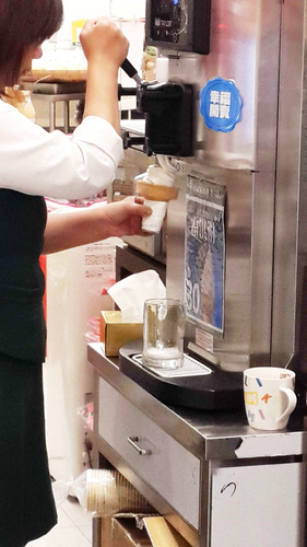 松青超市(環球店)：【羽諾食記】松青超市~完美三圈半聖代霜淇淋