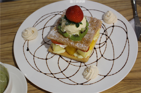 覺樂cafe：覺樂café✪拿破崙水果冰淇淋❤最對味兒~103.08.14