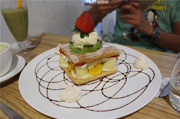 覺樂cafe：覺樂café✪拿破崙水果冰淇淋❤最對味兒~103.08.14