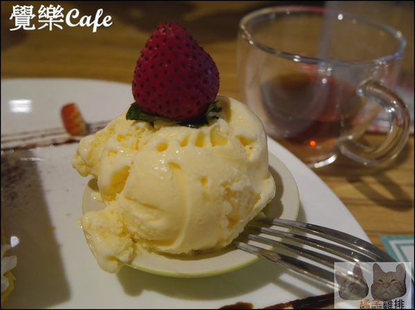 覺樂cafe：【橘子雞排】台中西區華美街|覺樂café早午餐♥拿破崙水果冰淇淋♥♫悠閒懶懶過假日