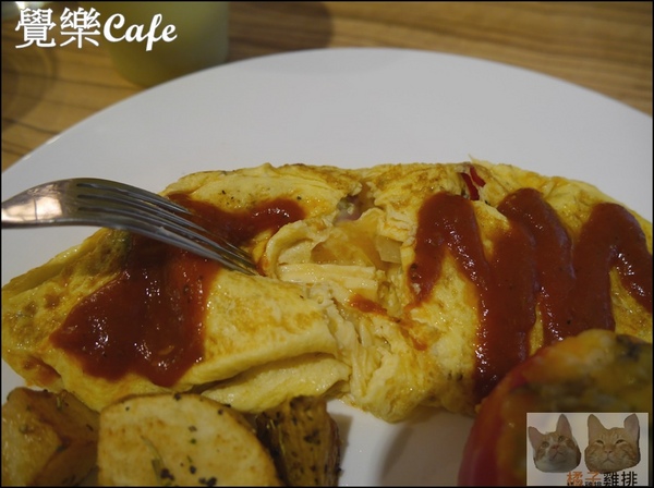 覺樂cafe：【橘子雞排】台中西區華美街|覺樂café早午餐♥拿破崙水果冰淇淋♥♫悠閒懶懶過假日