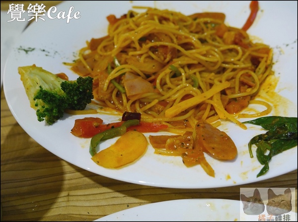 覺樂cafe：【橘子雞排】台中西區華美街|覺樂café早午餐♥拿破崙水果冰淇淋♥♫悠閒懶懶過假日
