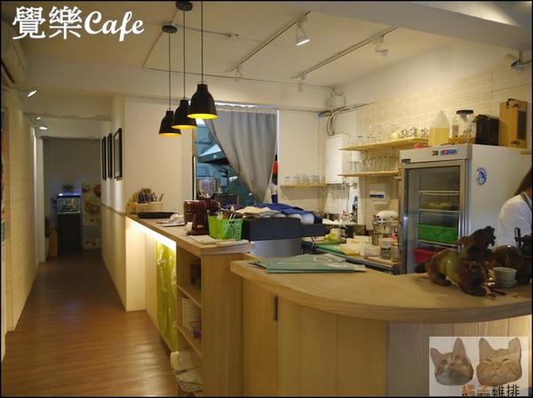 覺樂cafe：【橘子雞排】台中西區華美街|覺樂café早午餐♥拿破崙水果冰淇淋♥♫悠閒懶懶過假日