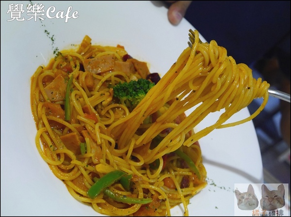 覺樂cafe：【橘子雞排】台中西區華美街|覺樂café早午餐♥拿破崙水果冰淇淋♥♫悠閒懶懶過假日