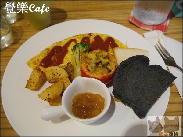 覺樂cafe：【橘子雞排】台中西區華美街|覺樂café早午餐♥拿破崙水果冰淇淋♥♫悠閒懶懶過假日