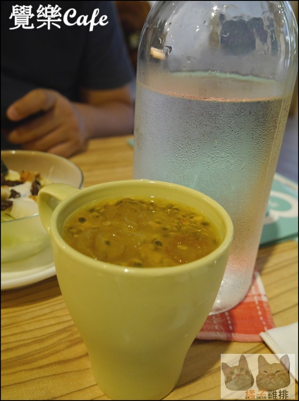 覺樂cafe：【橘子雞排】台中西區華美街|覺樂café早午餐♥拿破崙水果冰淇淋♥♫悠閒懶懶過假日