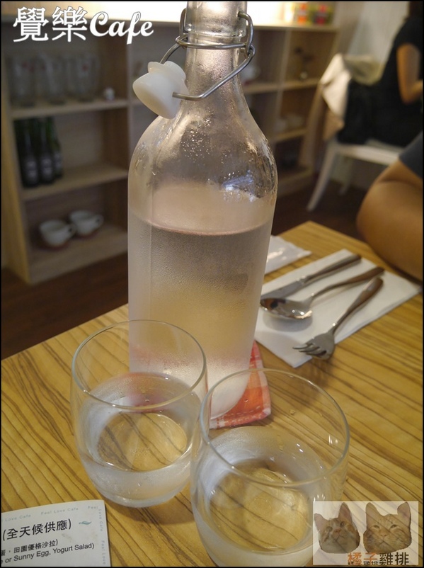 覺樂cafe：【橘子雞排】台中西區華美街|覺樂café早午餐♥拿破崙水果冰淇淋♥♫悠閒懶懶過假日