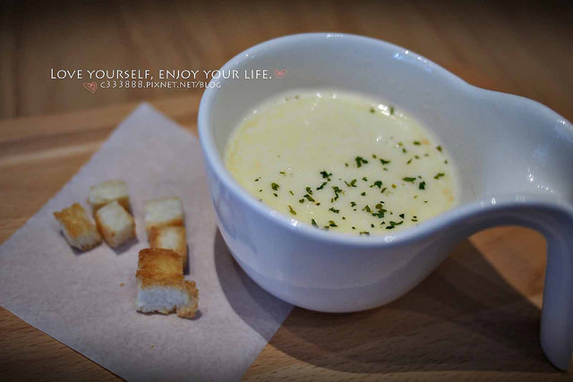 附餐濃湯與麵包丁-1