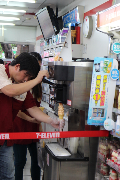 7-11(福榮門市):7-11哈密瓜霜淇淋│士林福榮店│夕張產│北海道霜淇淋