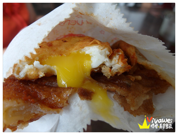 老牌炸蛋蔥油餅：花蓮市｜超人氣黃色餐車熱門排隊小吃『老牌炸蛋蔥油餅』  Hualien 食尚玩家 必吃 美食 推薦