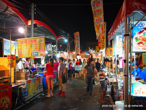 經貿文創觀光夜市：【景點】台中水湳經貿文創觀光夜市村@西屯 : 攤販多,規模頗大,同質性略高,停車空間有待改善的新夜市