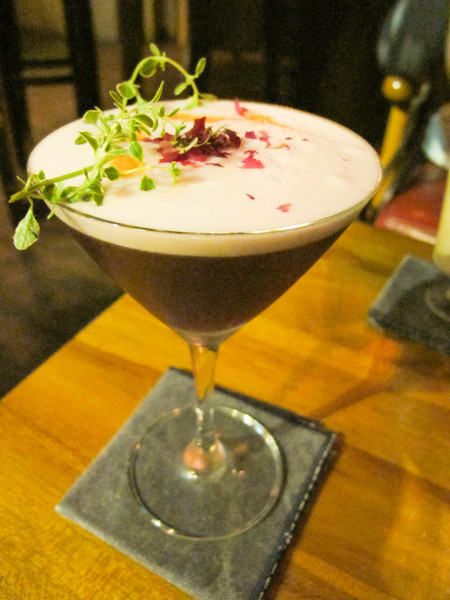 Digout:(胖樺食記)台北市信義路四段讓人驚喜的特色酒吧DIGOUT。無菜單客製化調酒絕對讓人意足心滿。