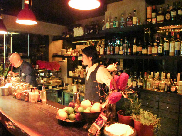 Digout:(胖樺食記)台北市信義路四段讓人驚喜的特色酒吧DIGOUT。無菜單客製化調酒絕對讓人意足心滿。