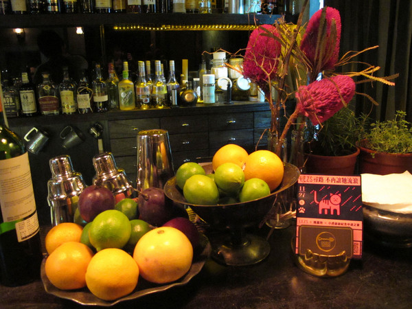 Digout:(胖樺食記)台北市信義路四段讓人驚喜的特色酒吧DIGOUT。無菜單客製化調酒絕對讓人意足心滿。