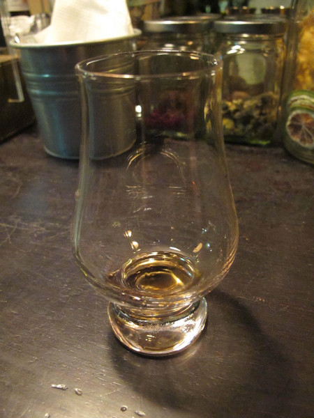 Digout:(胖樺食記)台北市信義路四段讓人驚喜的特色酒吧DIGOUT。無菜單客製化調酒絕對讓人意足心滿。