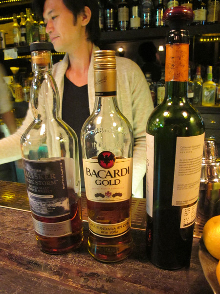 Digout:(胖樺食記)台北市信義路四段讓人驚喜的特色酒吧DIGOUT。無菜單客製化調酒絕對讓人意足心滿。