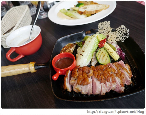 台中-中興租車行-中興旅遊包車-台中租車推薦-近火車站-原皇佳租車行-台中租車-台中一日遊-動漫彩繪巷-海賊動漫巷-新繹旅店-樂昂咖啡-LOVE ONE-嘉味軒太陽餅-淇淇太陽餅-台中逢甲夜市-18-099-1