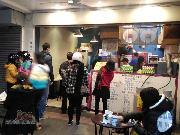 永和-碳之家碳烤三明治02-一早排隊的人潮.jpg