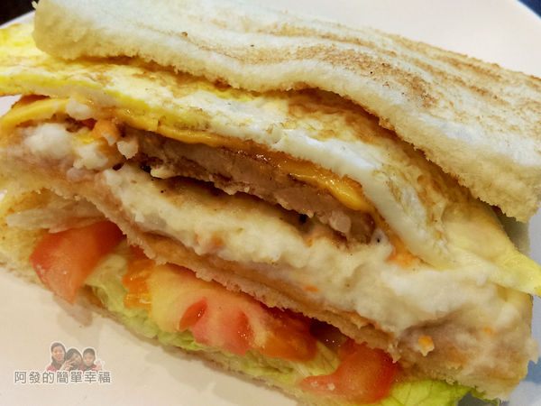 永和-碳之家碳烤三明治08-薯泥豬排蛋碳烤三明治側寫.jpg