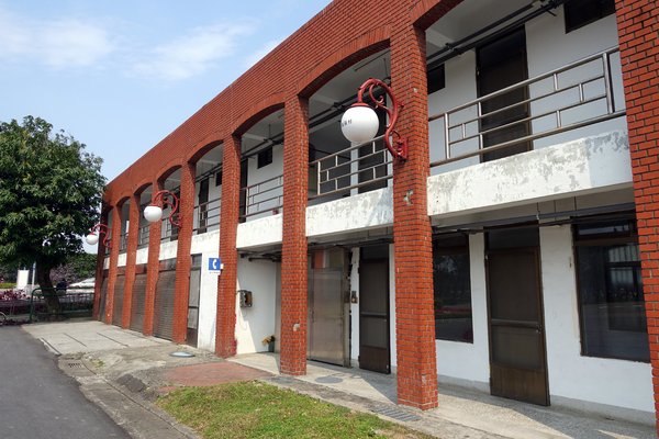 板橋435藝文特區：(胖樺遊記)新北市闔家大小遊憩好去處「板橋435藝文特區」。沙地/玩具博物館/彩繪/展覽/音樂會/草地/溜小孩/溜寵物/中正紀念堂