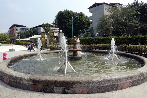 板橋435藝文特區：(胖樺遊記)新北市闔家大小遊憩好去處「板橋435藝文特區」。沙地/玩具博物館/彩繪/展覽/音樂會/草地/溜小孩/溜寵物/中正紀念堂