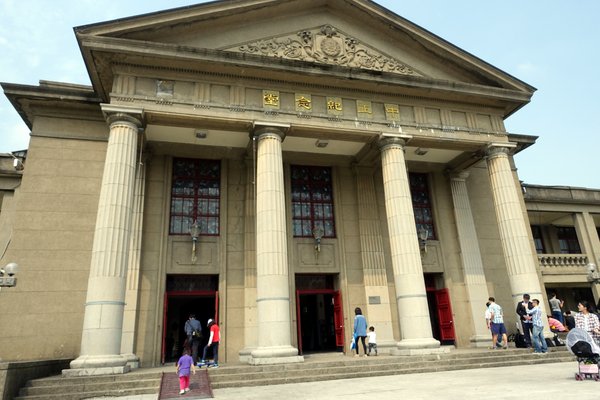 板橋435藝文特區：(胖樺遊記)新北市闔家大小遊憩好去處「板橋435藝文特區」。沙地/玩具博物館/彩繪/展覽/音樂會/草地/溜小孩/溜寵物/中正紀念堂