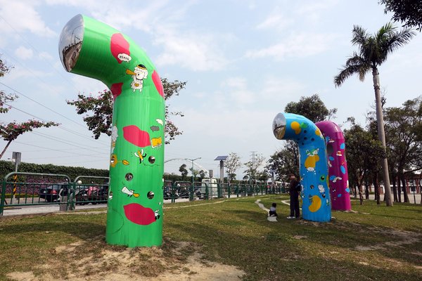 板橋435藝文特區：(胖樺遊記)新北市闔家大小遊憩好去處「板橋435藝文特區」。沙地/玩具博物館/彩繪/展覽/音樂會/草地/溜小孩/溜寵物/中正紀念堂