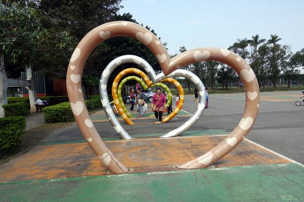 板橋435藝文特區：(胖樺遊記)新北市闔家大小遊憩好去處「板橋435藝文特區」。沙地/玩具博物館/彩繪/展覽/音樂會/草地/溜小孩/溜寵物/中正紀念堂