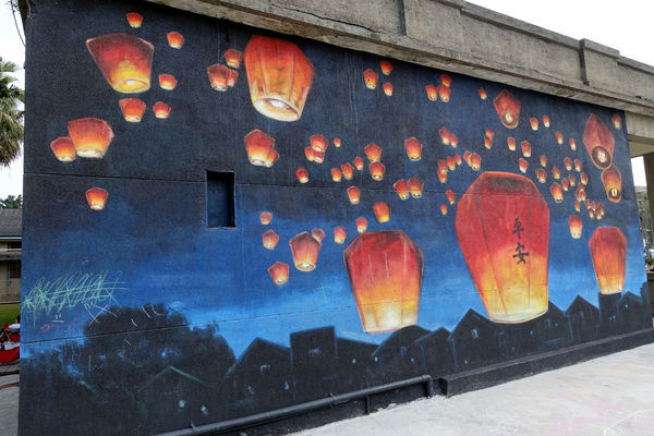 板橋435藝文特區：(胖樺遊記)新北市闔家大小遊憩好去處「板橋435藝文特區」。沙地/玩具博物館/彩繪/展覽/音樂會/草地/溜小孩/溜寵物/中正紀念堂