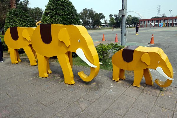 板橋435藝文特區：(胖樺遊記)新北市闔家大小遊憩好去處「板橋435藝文特區」。沙地/玩具博物館/彩繪/展覽/音樂會/草地/溜小孩/溜寵物/中正紀念堂