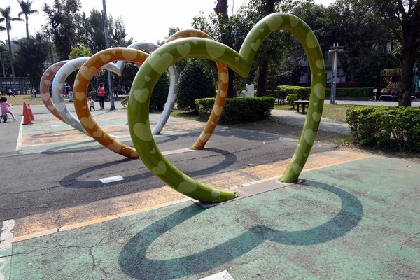 板橋435藝文特區：(胖樺遊記)新北市闔家大小遊憩好去處「板橋435藝文特區」。沙地/玩具博物館/彩繪/展覽/音樂會/草地/溜小孩/溜寵物/中正紀念堂