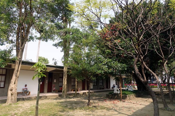 板橋435藝文特區：(胖樺遊記)新北市闔家大小遊憩好去處「板橋435藝文特區」。沙地/玩具博物館/彩繪/展覽/音樂會/草地/溜小孩/溜寵物/中正紀念堂