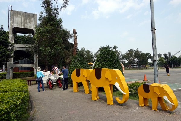 板橋435藝文特區：(胖樺遊記)新北市闔家大小遊憩好去處「板橋435藝文特區」。沙地/玩具博物館/彩繪/展覽/音樂會/草地/溜小孩/溜寵物/中正紀念堂