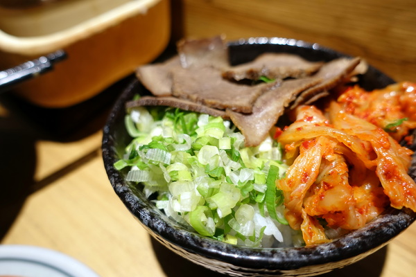 滿腹屋：(胖樺食記)台北東區仁愛圓環附近迷你居酒屋「滿腹屋」。高CP值平價串燒美食建議訂位。有Wi-Fi大電視螢幕可看球賽