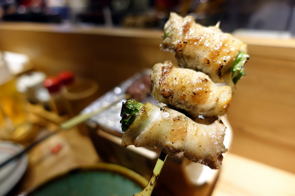 滿腹屋：(胖樺食記)台北東區仁愛圓環附近迷你居酒屋「滿腹屋」。高CP值平價串燒美食建議訂位。有Wi-Fi大電視螢幕可看球賽