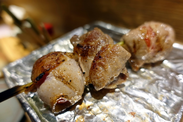 滿腹屋：(胖樺食記)台北東區仁愛圓環附近迷你居酒屋「滿腹屋」。高CP值平價串燒美食建議訂位。有Wi-Fi大電視螢幕可看球賽