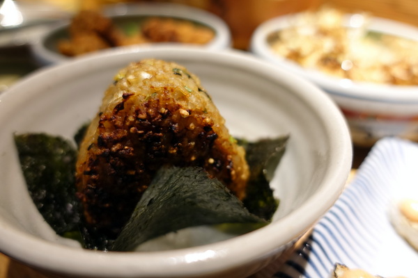 滿腹屋：(胖樺食記)台北東區仁愛圓環附近迷你居酒屋「滿腹屋」。高CP值平價串燒美食建議訂位。有Wi-Fi大電視螢幕可看球賽