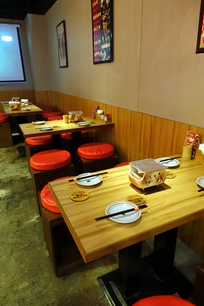 滿腹屋：(胖樺食記)台北東區仁愛圓環附近迷你居酒屋「滿腹屋」。高CP值平價串燒美食建議訂位。有Wi-Fi大電視螢幕可看球賽