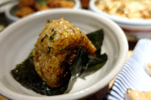 滿腹屋：(胖樺食記)台北東區仁愛圓環附近迷你居酒屋「滿腹屋」。高CP值平價串燒美食建議訂位。有Wi-Fi大電視螢幕可看球賽